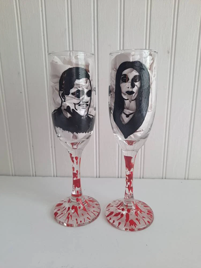 Halloween Wedding Glasses Hand Painted Addams Family Gomez & Morticia Mon Cher Cara Mia Bride Groom Champagne Flutes